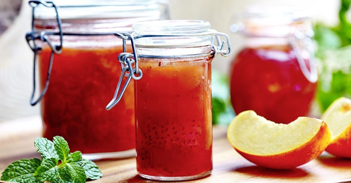 Marmellata di pesche e fiori freschi