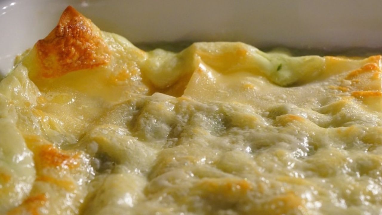Lasagne carciofi e speck, la variante squisita di uno dei piatti più iconici dell’Italia