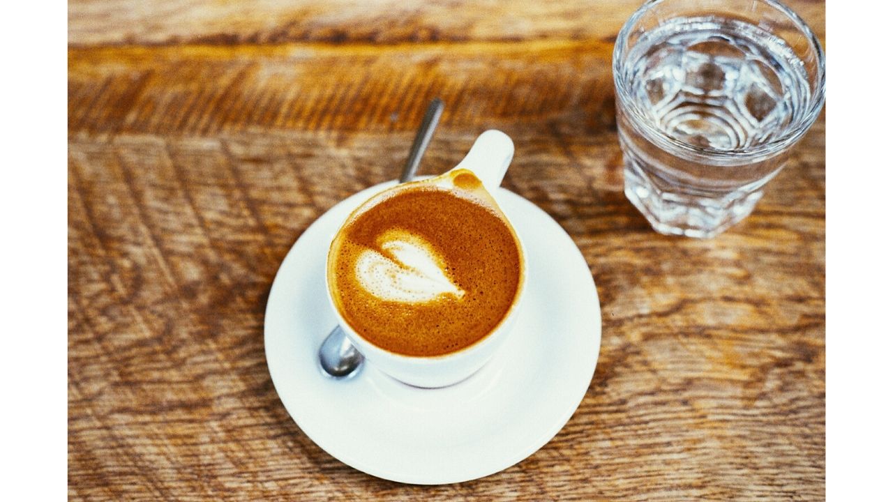 Bicchiere d’acqua servito con il caffè: è meglio berlo prima o dopo?