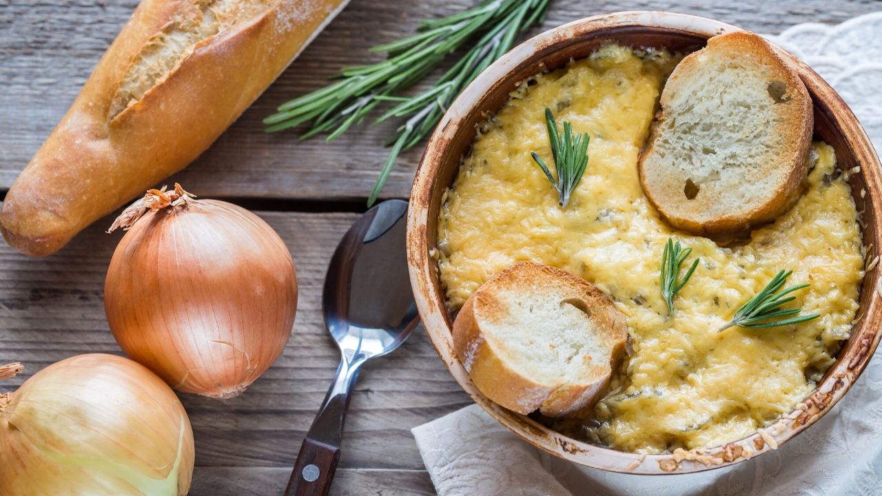 zuppa di cipolle bianche dorate
