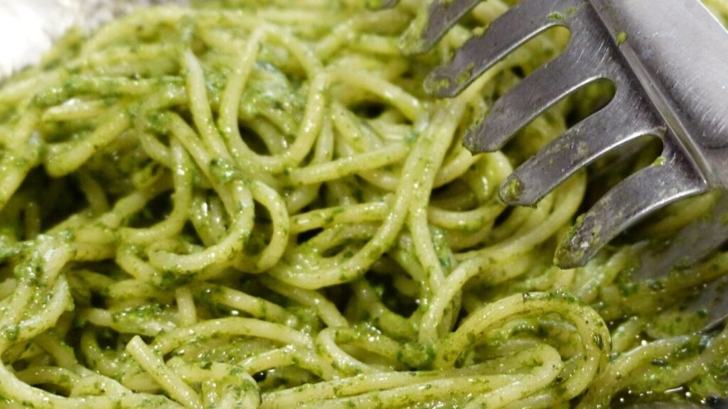 Pesto alla genovese: tutti i passaggi (e le accortezze) per rispettare la ricetta classica
