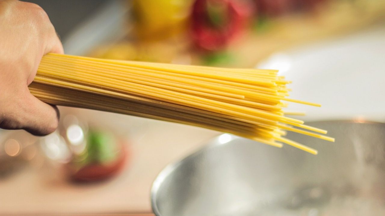 Spaghetti, il modo in cui cambiano in cottura non è più un segreto (fisico)