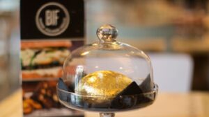 L’hamburger d’oro da 90 euro spiegato da chi l’ha ideato: Giuseppe Sbriglione