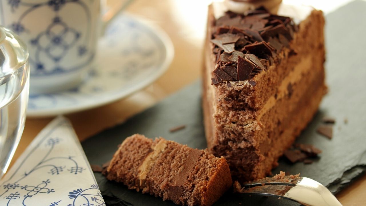 Torta al cioccolato fondente: la ricetta della nonna del dolce gustoso e delicato