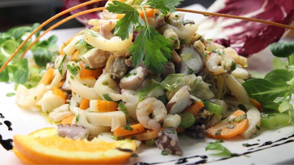Ricetta: come preparare una fresca insalata di mare in casa
