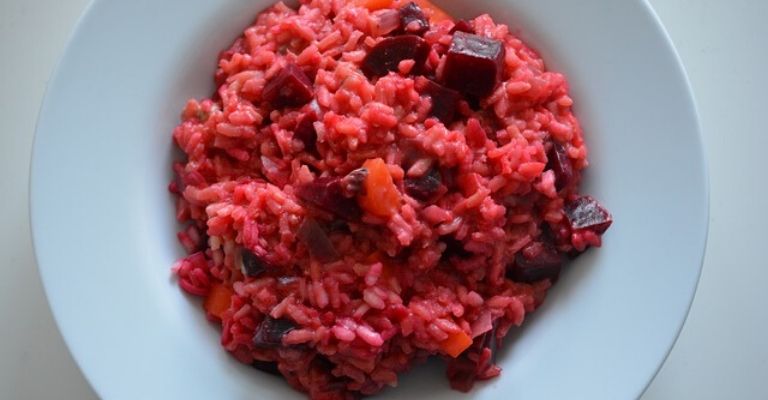 Risotto alla barbabietola e yogurt: un primo piatto colorato e sfizioso