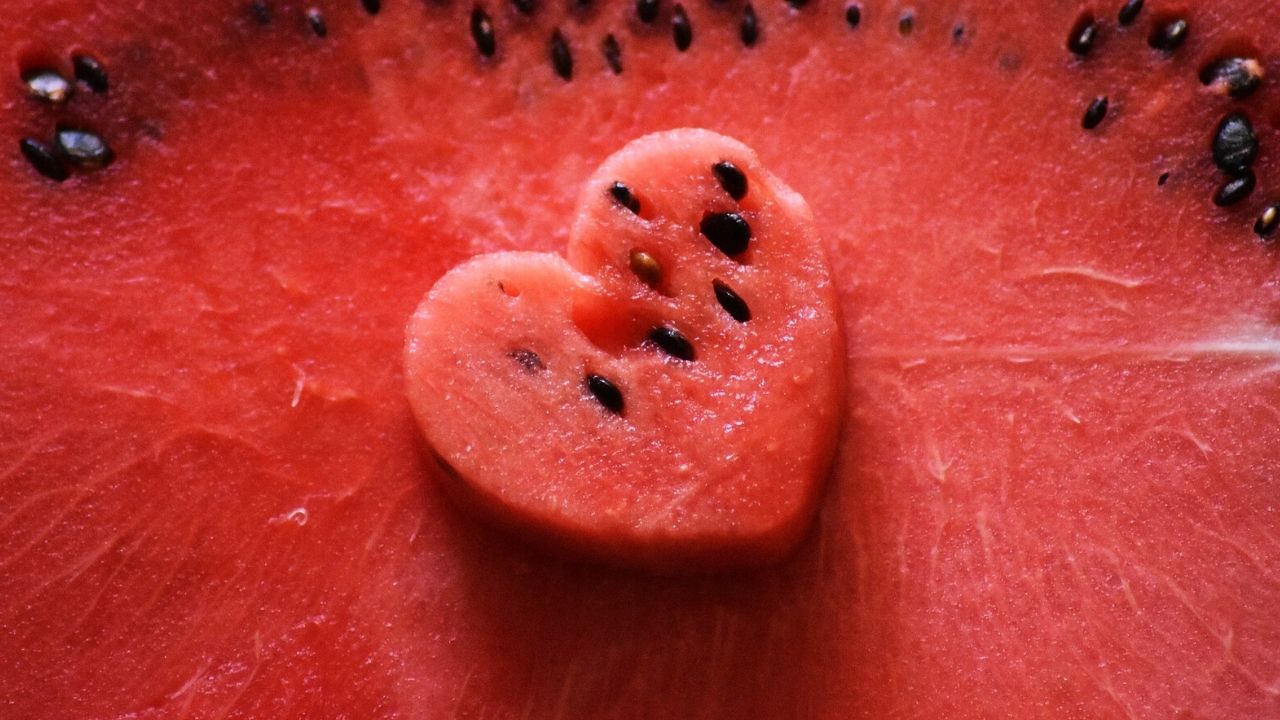 foto di un'anguria tagliata a forma di cuore