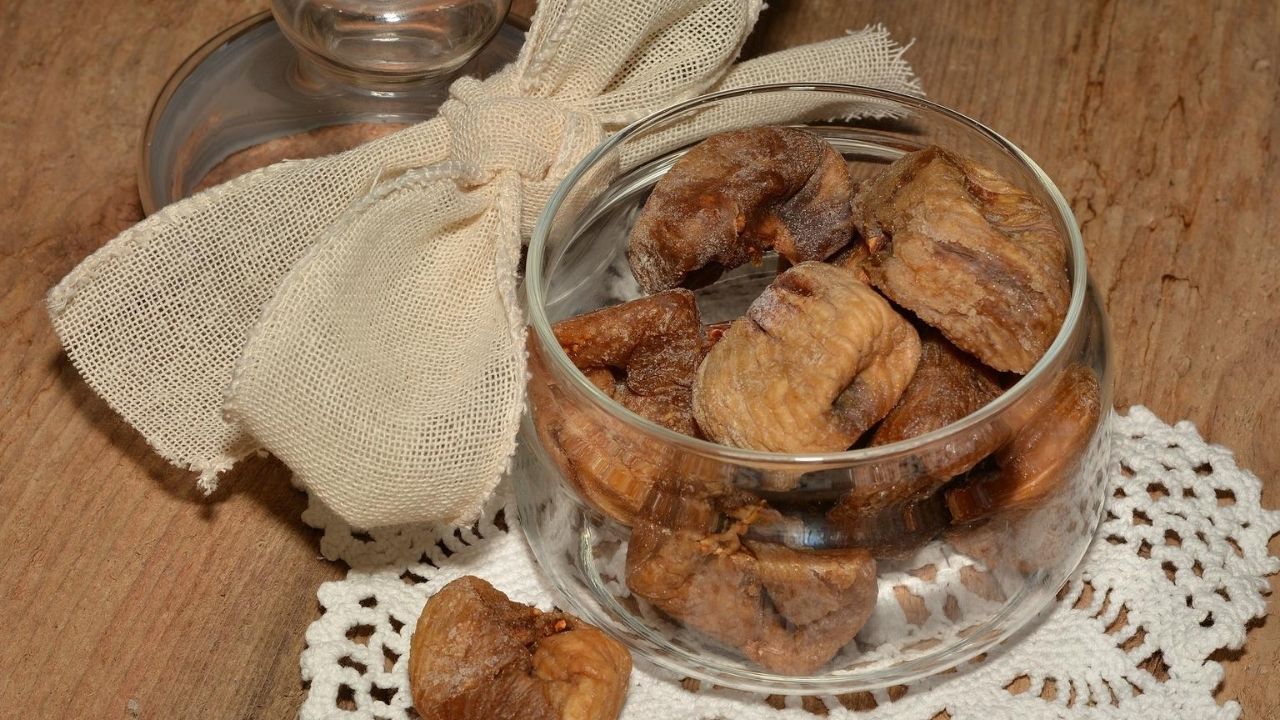 fichi secchi adagiati in un barattolo