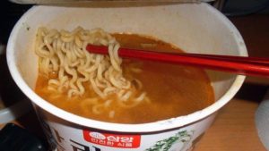 Noodles istantanei, sono pericolosi per la salute? La risposta della scienza